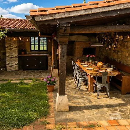 Un Rincon Magico En Rodeado De Vida Льерганес
